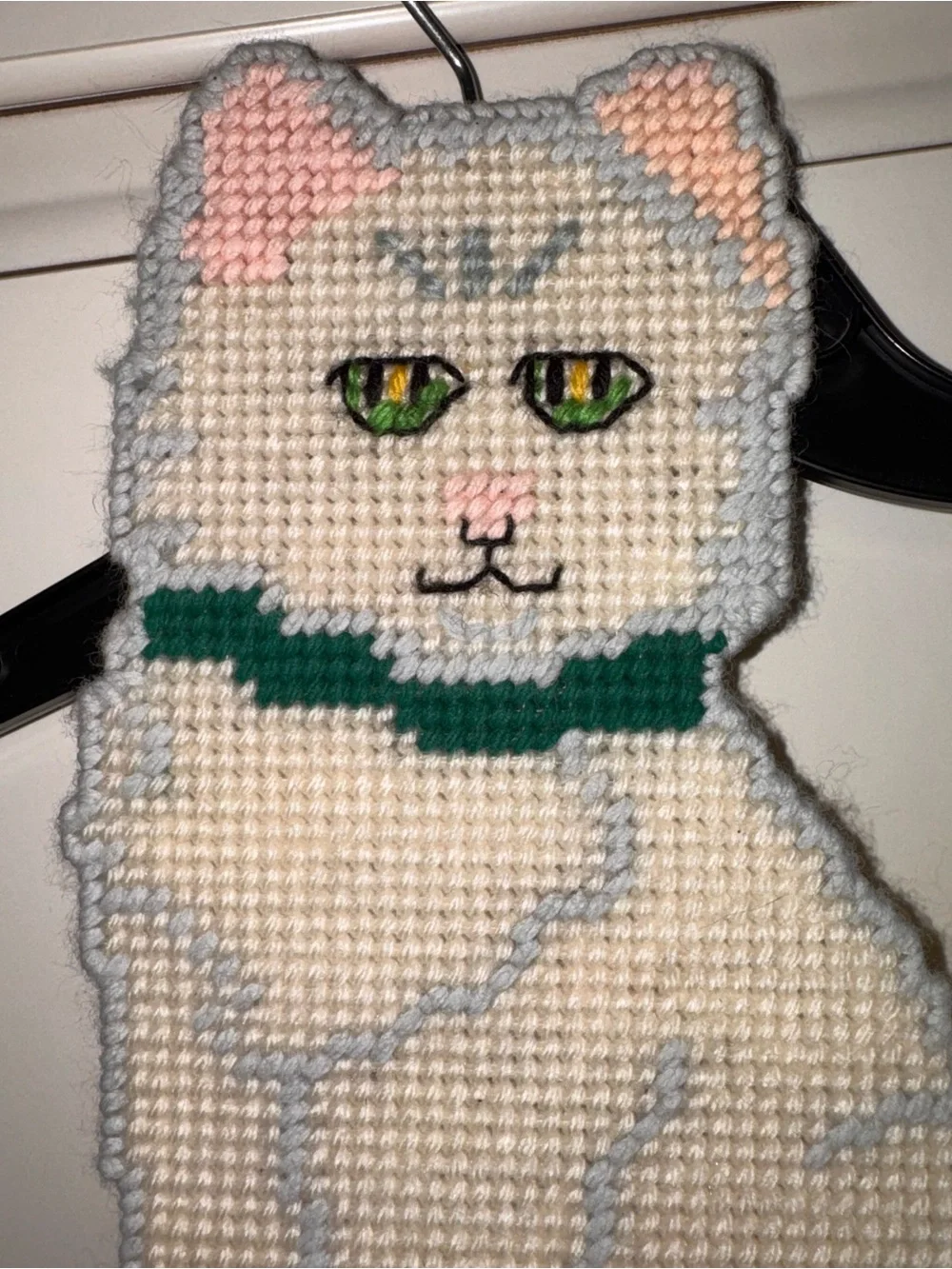 Handcrafted Cream Cat Welcome Sign - Pets Cat Décor Green, White and Red